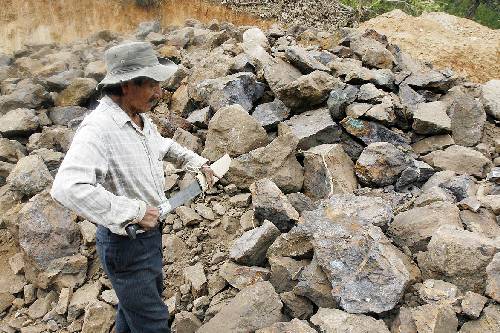 Lino Roblada muestra los daños que dejó una extracción minera ilegal