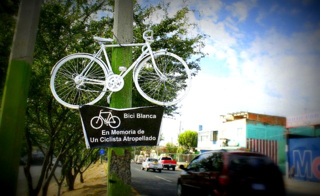 Bicicleta blanca en memoria de ciclista muerto. Foto: GDL en Bici