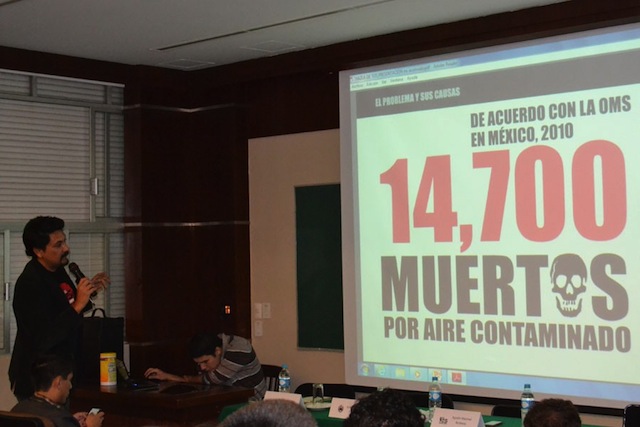 Agustín Martínez, de BiciRed, en una presentación del problema del aire en el ITAM