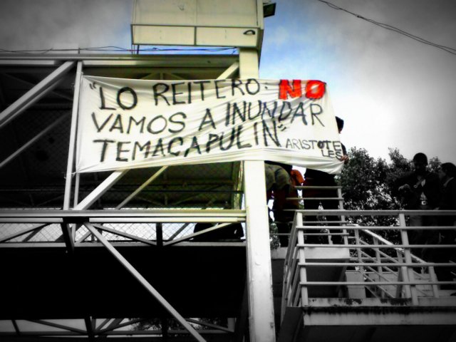Una de las mantas colocadas hoy en puentes de Guadalajara. Imagen: Cortesía