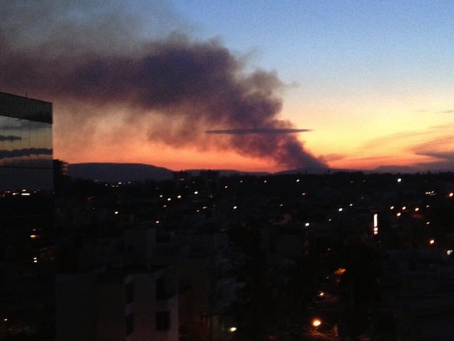 Una imagen del incendio desde la ciudad. Foto: Tomada del twitter de Gustavo Huerta @ghmono