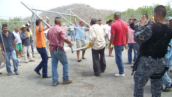 Funcionarios del Gobierno de Jalisco liberan el acceso a la playa de Tenacatita. Imagen: gobierno de Jalisco