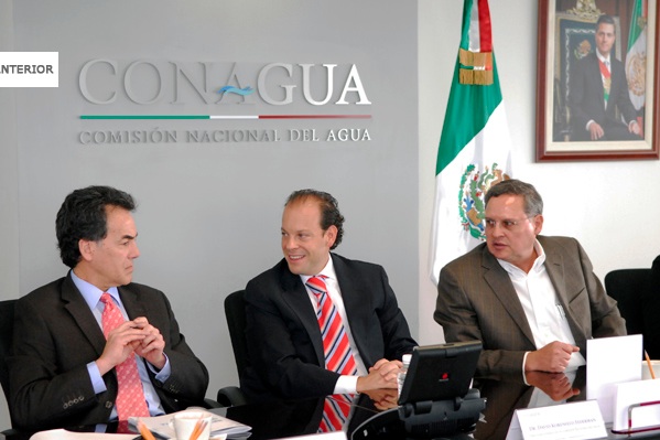 Omar Vidal, de WWF; David Korenfeld, de Conagua, y Luis Fueyo de Conanp en la firma del acuerdo firmado en la Ciudad de México. Imagen: Conagua