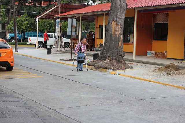 La banqueta fue eliminada afuera del restaurante que se ubica en Avenida Tepeyac en su cruce con la calle Becerra y Tanco. Imagen: César Huerta González