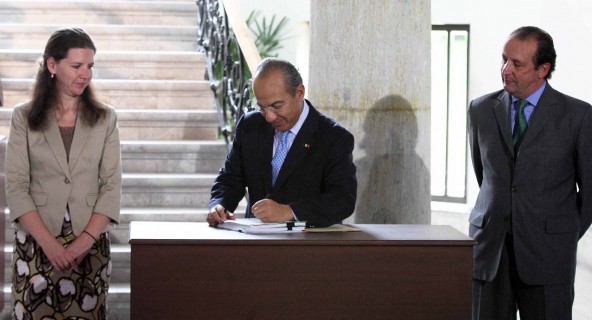 Felipe Calderón firma la Ley de Cambio Climático. Imagen: Presidencia de la República