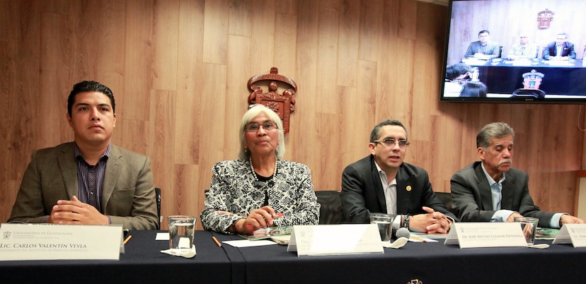 Raquel Gutiérrez Nájera, Arturo Gleason (a su derecha) y Pedro León Corrales (extremo derecha) en la presentación del manual de la Ley General de Aguas. Imagen: UdeG