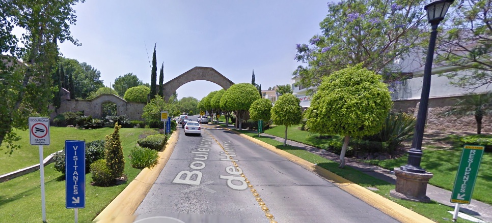 Boulevard Puerta de Hierro, arteria pública controlada por el fraccionamiento con la tolerancia del Ayuntamiento de Zapopan. Imagen de Google Maps