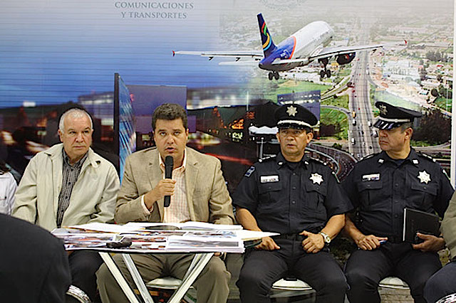 Bernardo Gutiérrez Navarro, al centro con el micrófono, titular del Centro SCT Jalisco. Foto: SCT