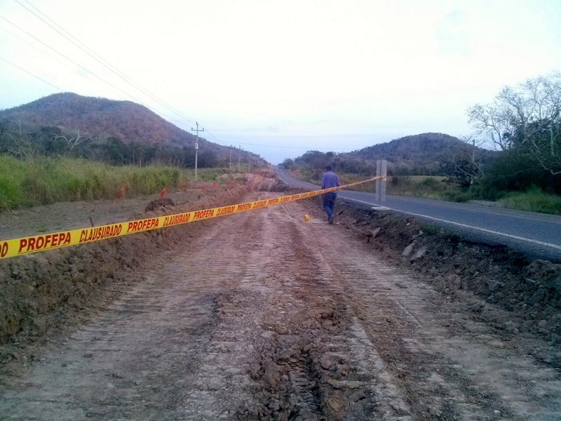 Clausura de la carretera 200 por la Profepa en la Costa de Jalisco. Foto: Profepa
