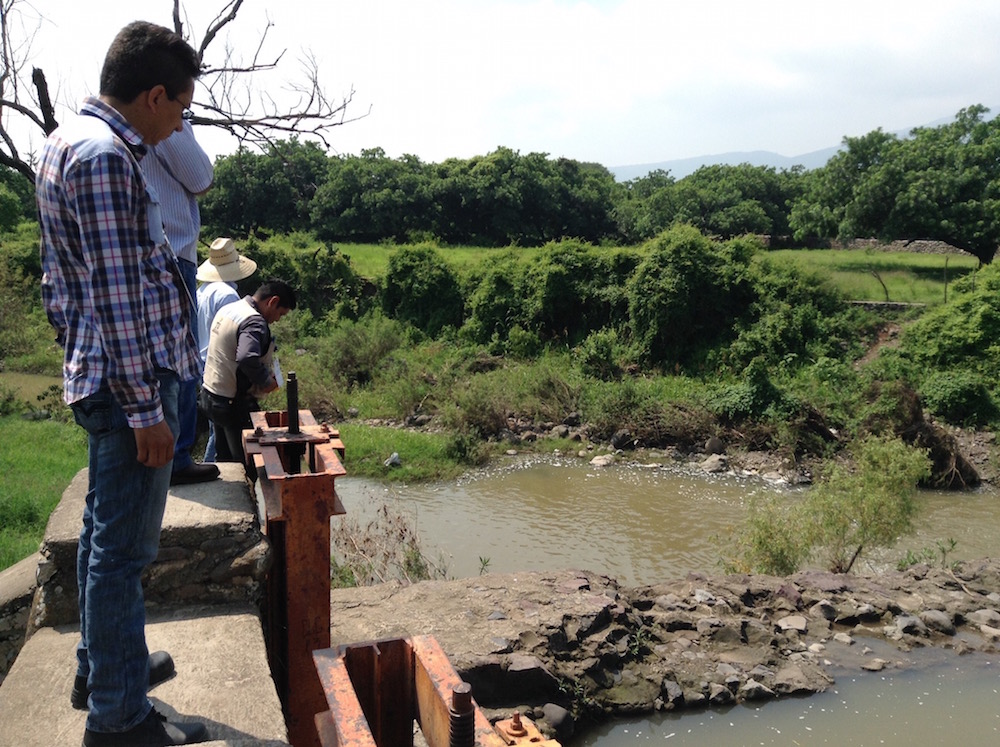 Inspección al arroyo Cedros, en Ixtlahuacán de los Membrillos, por personal de CEA. Foto: Mario Galindo