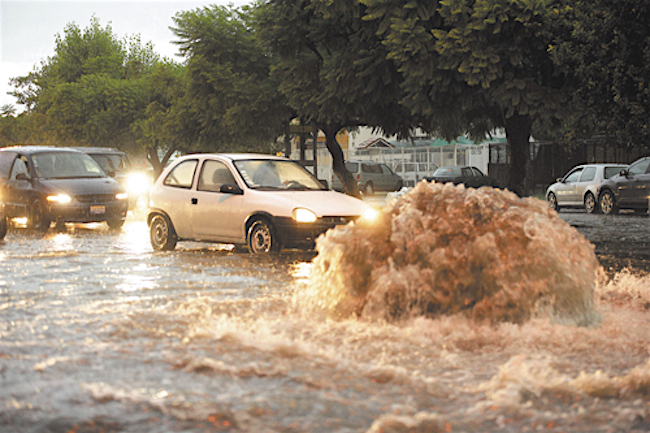 Inundaciones en Avenida Patria y Guadalupe. Foto: UdeG