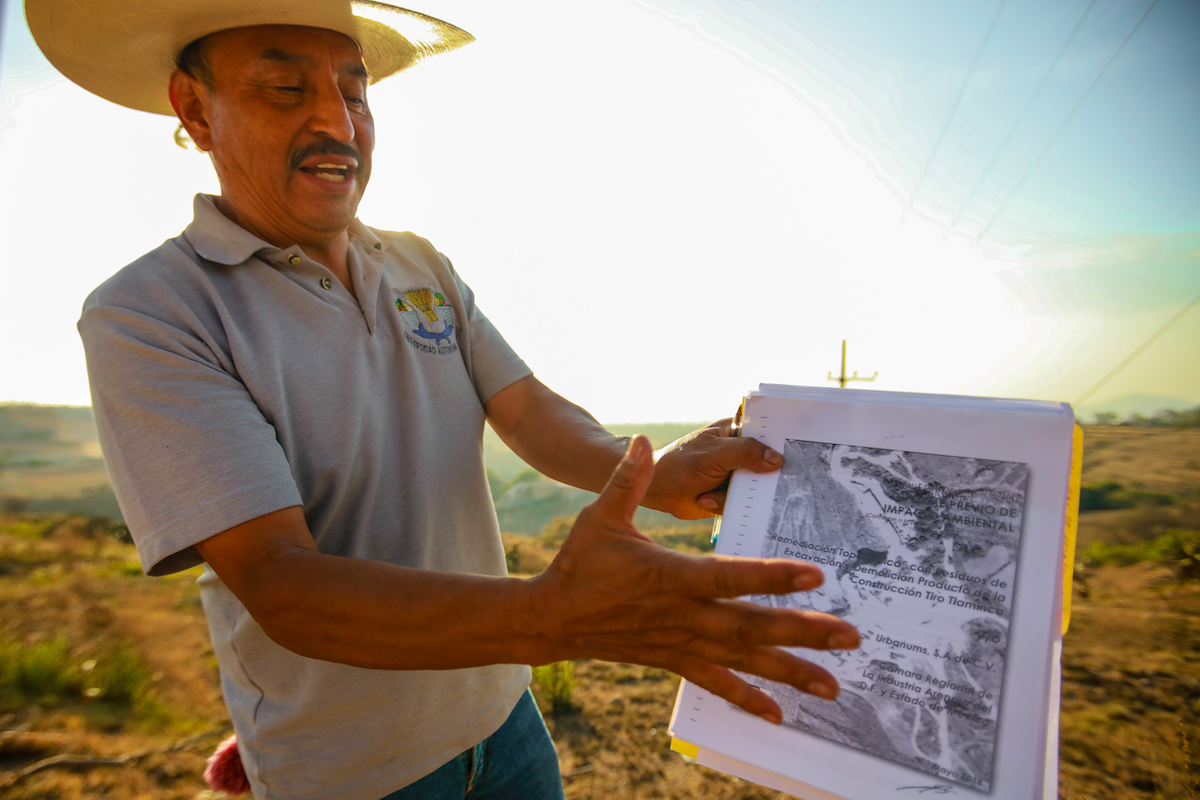 Profesor Espino explica corrupción ambiental frente al tiradero ilegal de lodos tóxicos extraidos del NAICM. Foto: Daliri Oropeza.