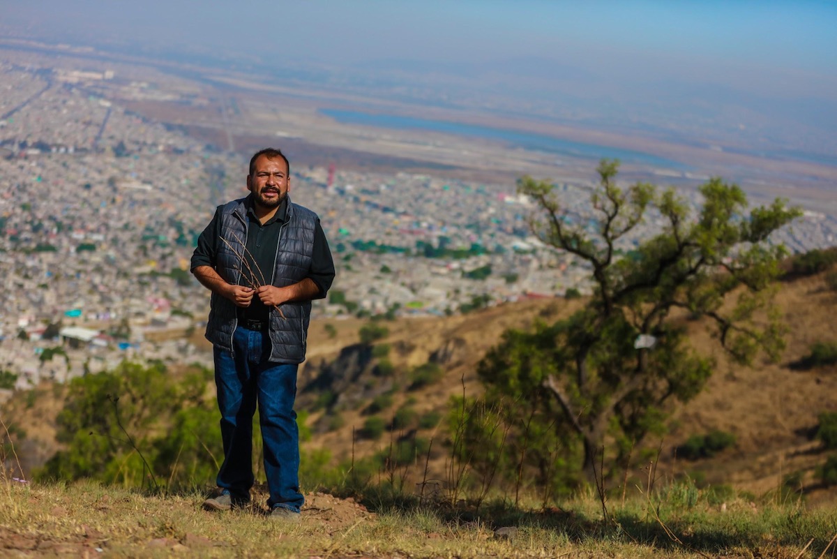 Abraham desde el cerro donde se observa el nabor carrillo y la destrucción del NAICM. Foto: Daliri Oropeza