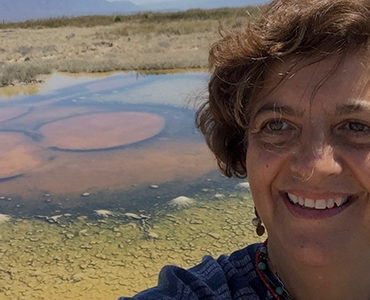 Valeria Souza en Cuatrociénegas. Foto del Instituto de Ecología de la UNAM