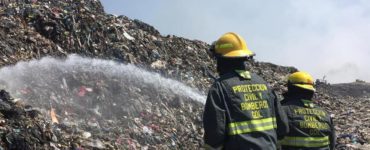 Bomberos de Guadalajara intentan apagar el basurero de Laureles en abril de 2019. Foto: Gobierno de Guadalajara