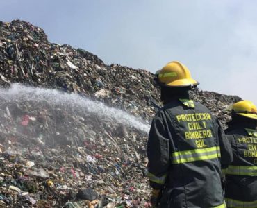 Bomberos de Guadalajara intentan apagar el basurero de Laureles en abril de 2019. Foto: Gobierno de Guadalajara