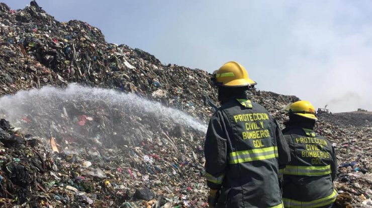 Bomberos de Guadalajara intentan apagar el basurero de Laureles en abril de 2019. Foto: Gobierno de Guadalajara