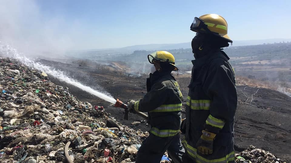 Elementos de Protección Civil Jalisco intentan apagar el basurero Laureles en el incendio de abril de 2019