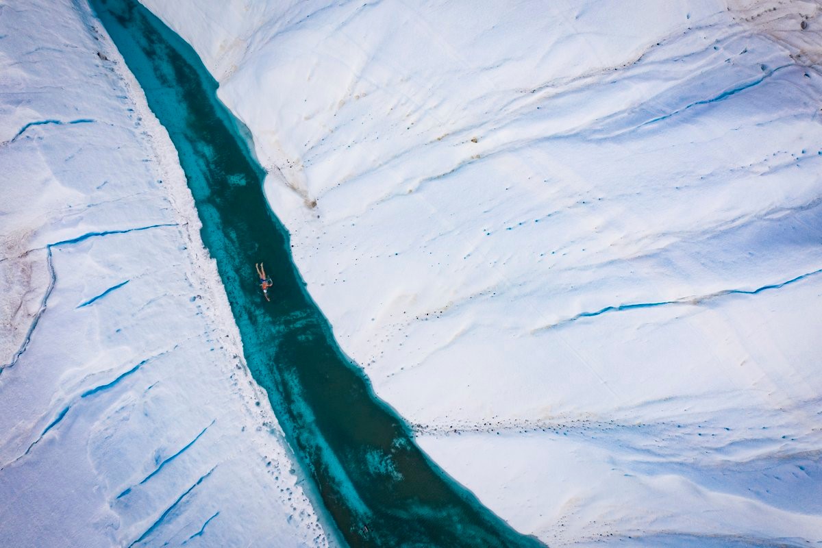 Lewis Pugh nadó en un río formado por los deshielos están ocurriendo en el Polo Sur para los que los gobiernos del mundo tomen decisiones para frenar el cambio 