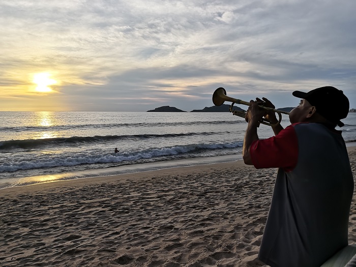Músico de banda en una de las playas del malecón Mazatlán. Foto: Raquel Zapien/Son Playas.